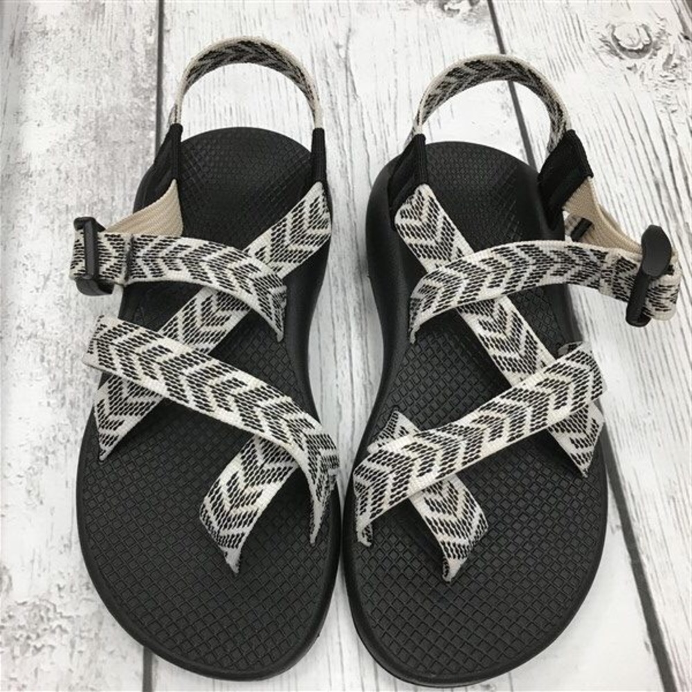 ISO CHACO TRINE BLACK & WHITE (NOT SELLING)